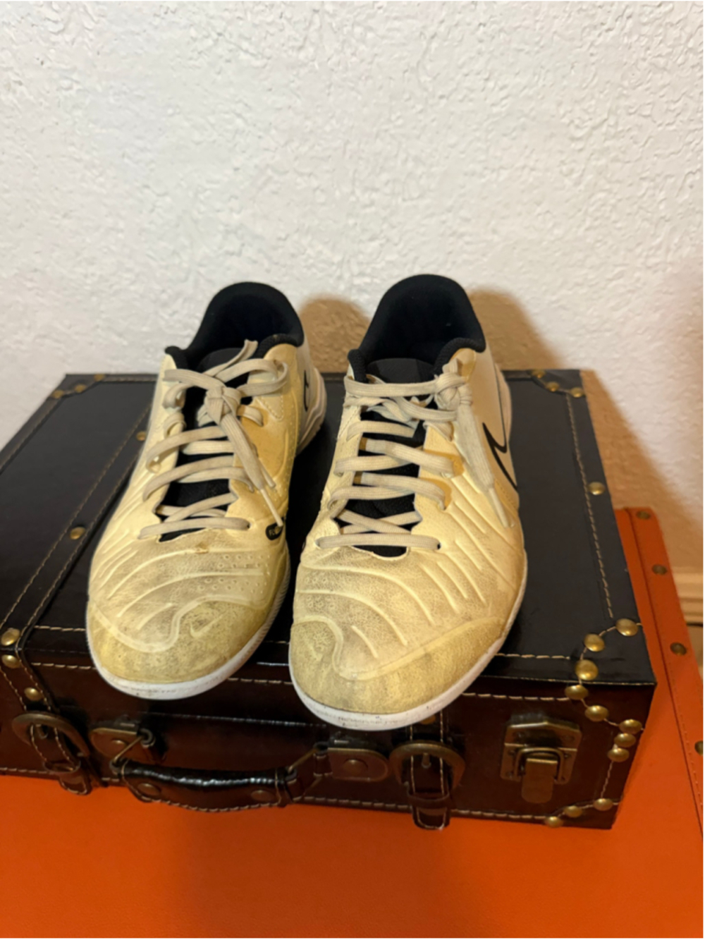 Preowned , the Nike Tiempo Legend 10 Academy IC', beige/black, youth 6